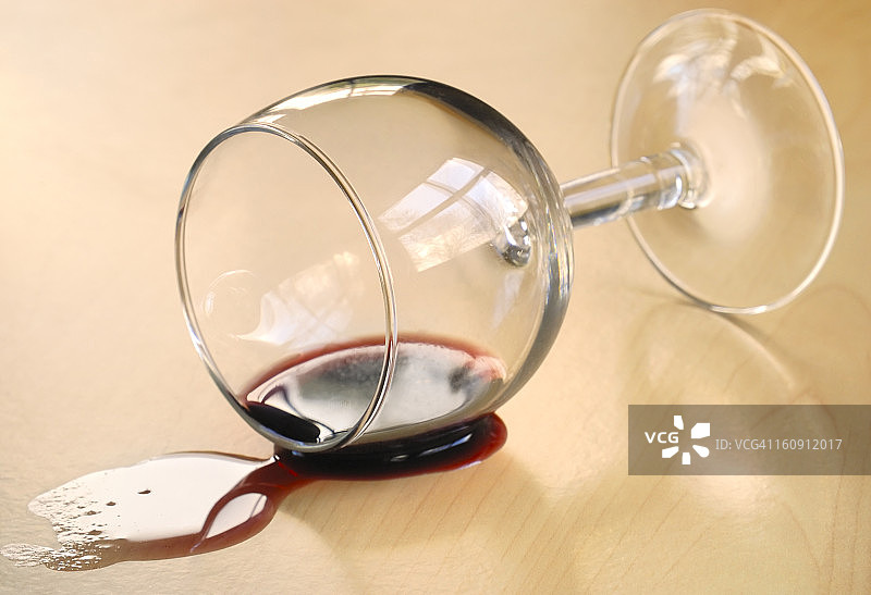 洒出的葡萄酒和玻璃杯图片素材