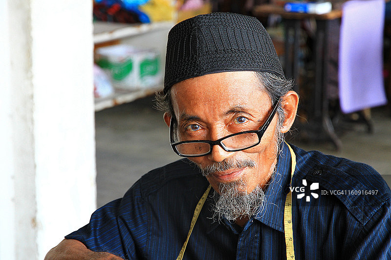 印度尼西亚巴东的一位裁缝的 портрет图片素材