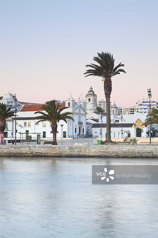 葡萄牙拉各斯，圣玛丽亚教堂和圣安东尼奥教堂的景色图片素材