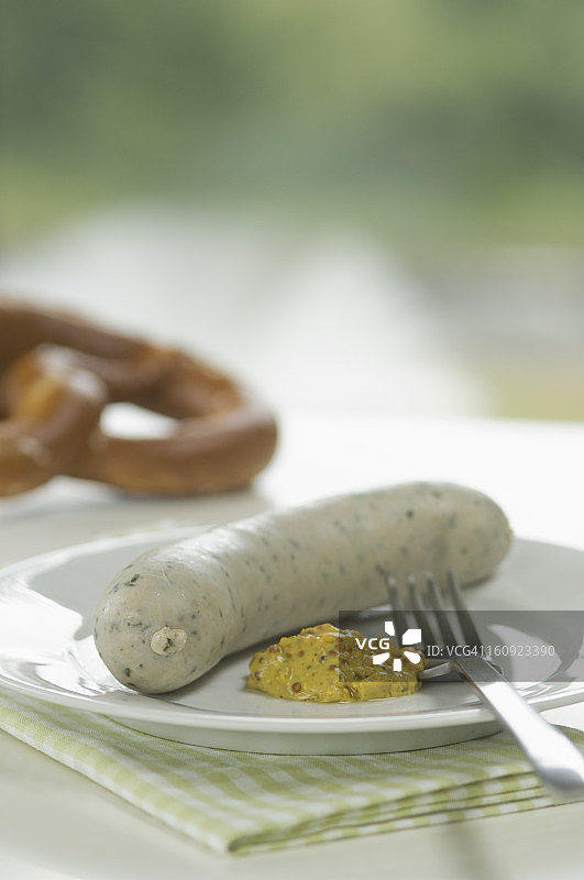 配有芥末和椒盐卷饼的巴伐利亚小牛肉香肠盘图片素材