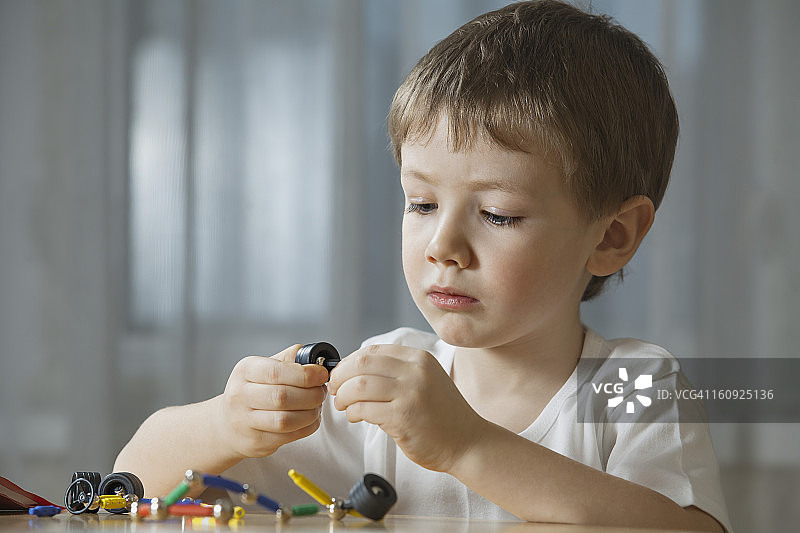 玩形状游戏的男孩图片素材