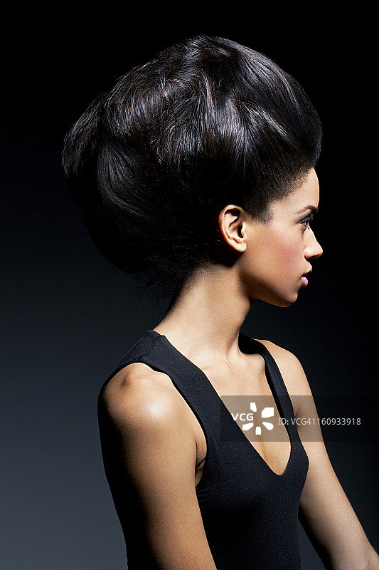 一头蓬松大发的年轻女人，侧面图片素材