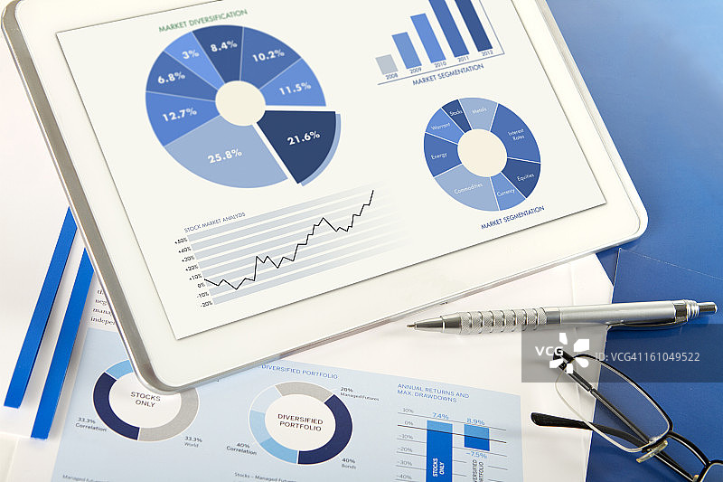 使用数位平板进行财务分析比较图片素材