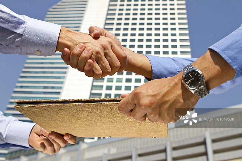 金融区商业协议上的握手图片素材