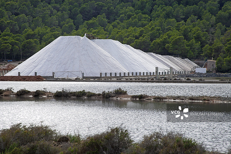盐滩上堆积如山的粗盐图片素材