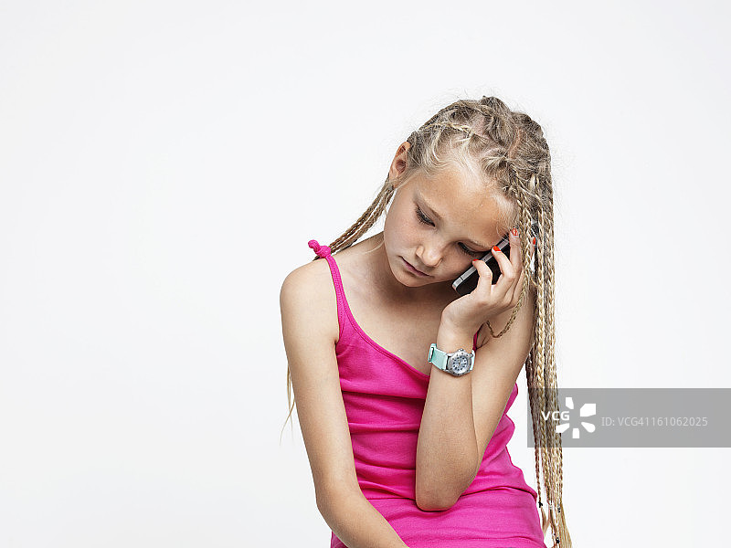 女孩使用智能手机图片素材