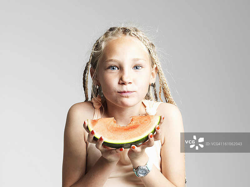 吃西瓜的女孩图片素材