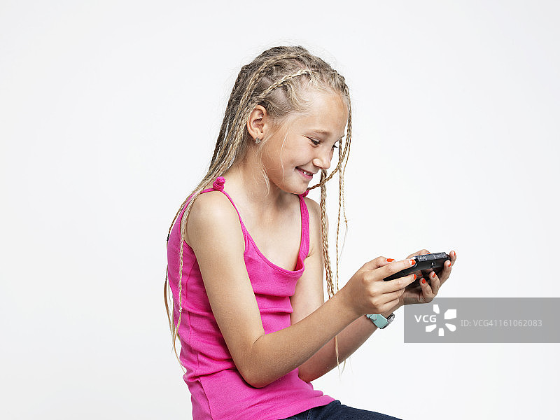 使用掌上游戏机的女孩图片素材