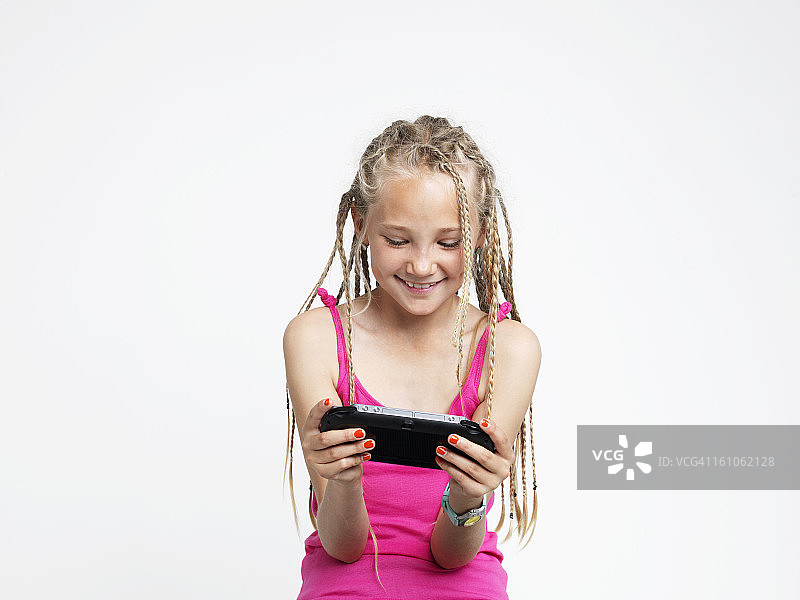 使用掌上游戏机的女孩图片素材