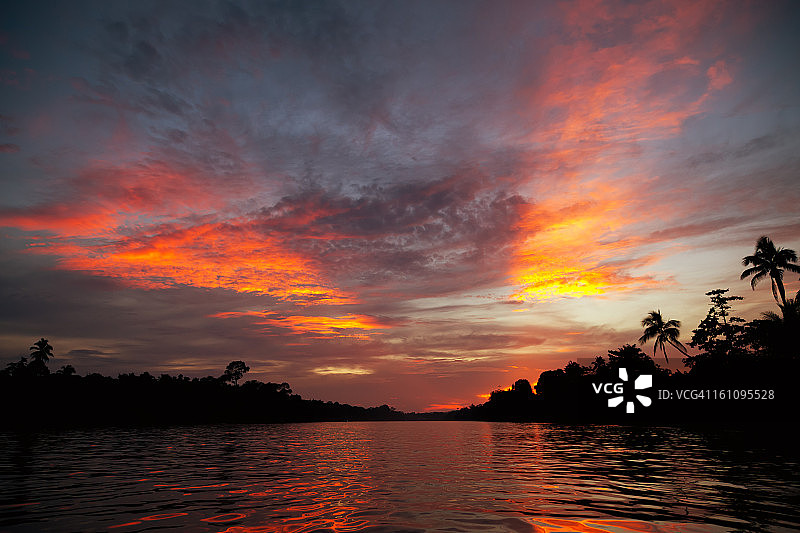 马来西亚沙巴州京那巴打岸河图片素材