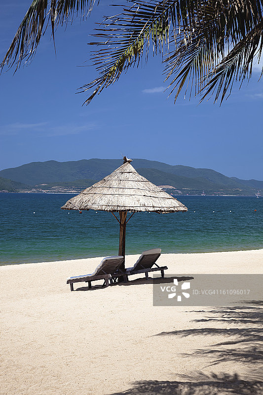 越南芽庄海滩热带假日风光图片素材