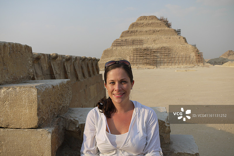 埃及孟菲斯阶梯金字塔前图片素材