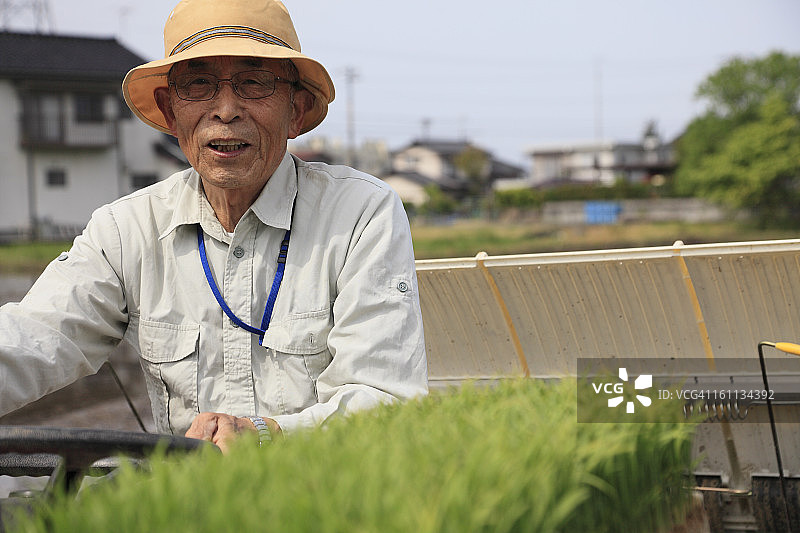 农民使用插秧机插秧图片素材