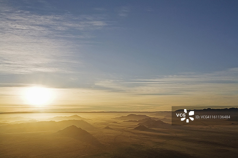 乡村景观上的日出图片素材