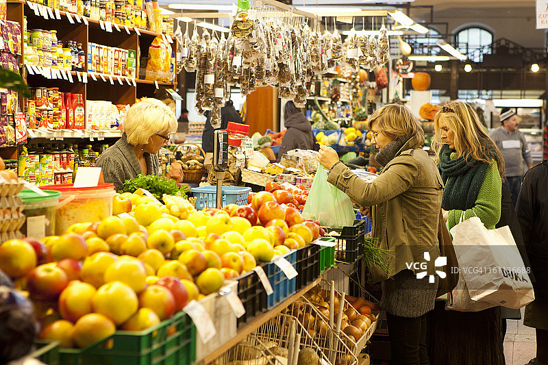 女性在室内市场购物图片素材