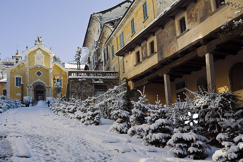 雪地街道上的树木和建筑图片素材