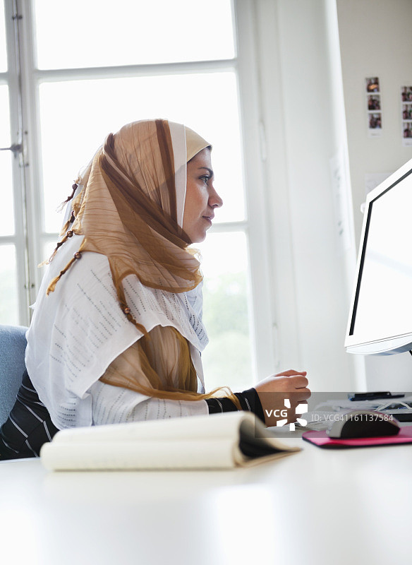 在电脑前工作的女人图片素材