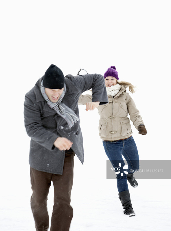 两人投掷雪球图片素材
