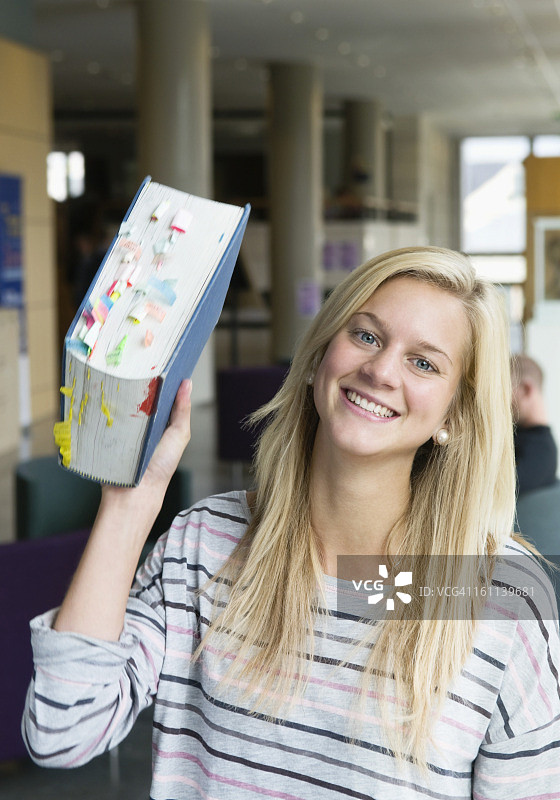 手持参考书的女人图片素材