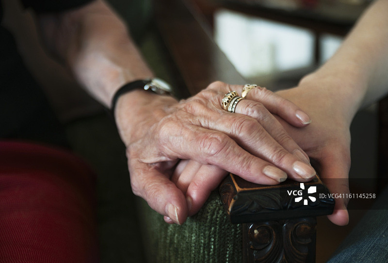 扶着扶手的双手图片素材