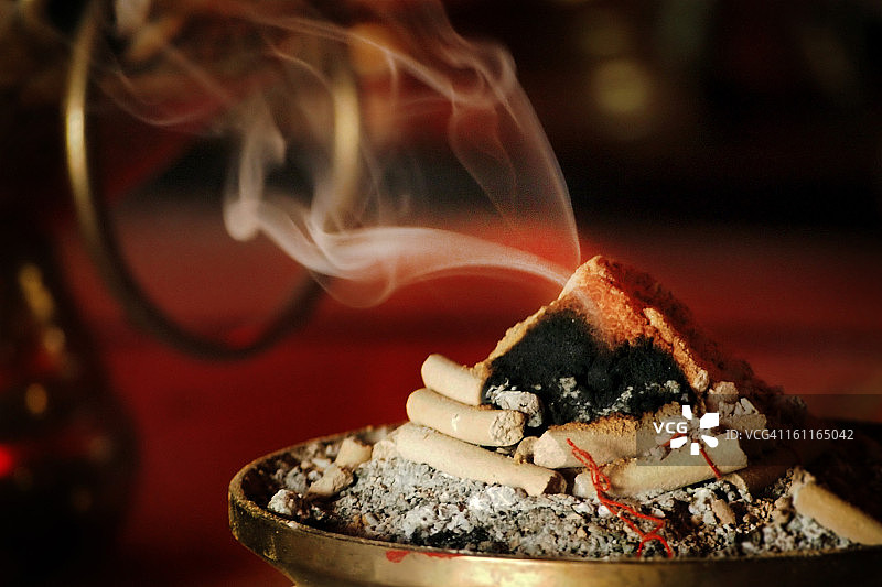 燃烧的檀香与烟雾图片素材