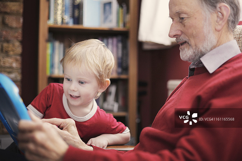 看爷爷画画图片素材