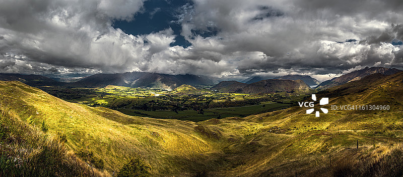 从皇冠峰俯瞰皇后镇全景图片素材
