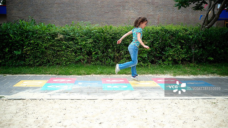 在操场上跳跃图片素材