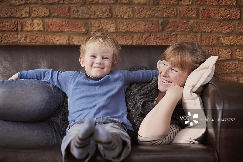在沙发上放松身心图片素材