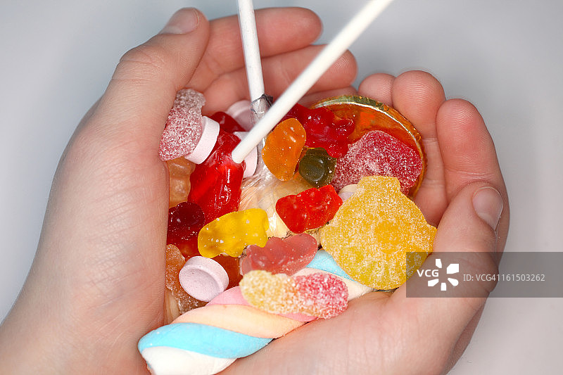 孩子手中的甜点图片素材