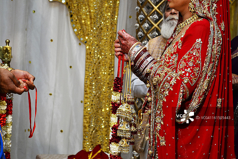 新娘与新郎相遇并传递花环图片素材