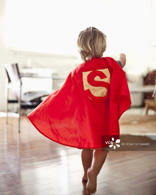 戴着自制披风的男孩图片素材