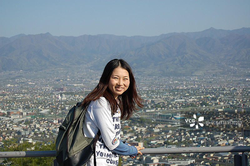 年轻女子欣赏风景图片素材