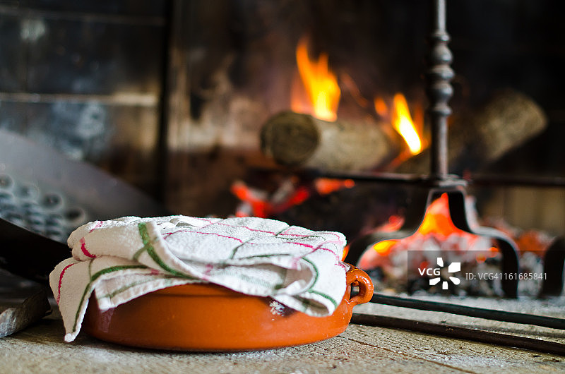 火炉前的烤栗子图片素材