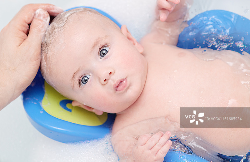 宝宝洗头发图片素材