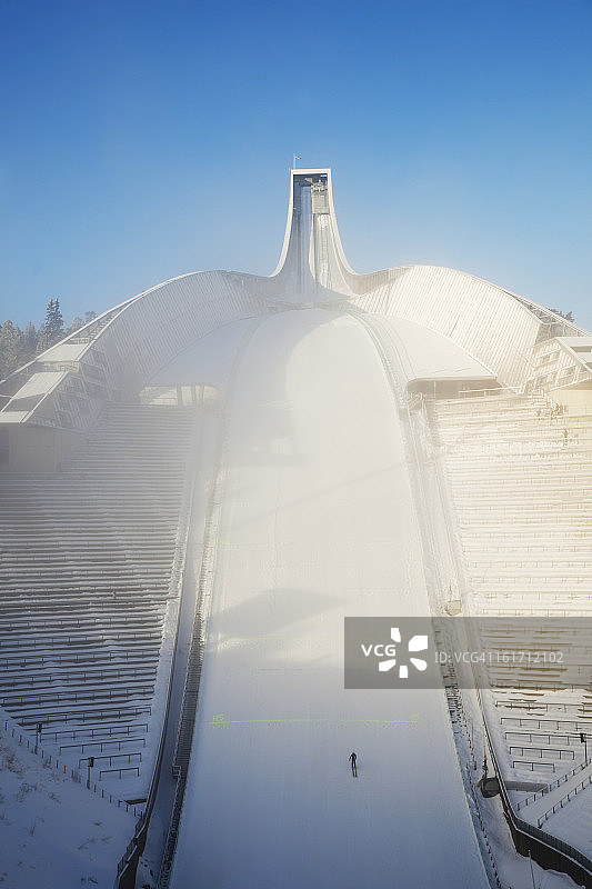 雾中的霍门科伦跳雪台图片素材