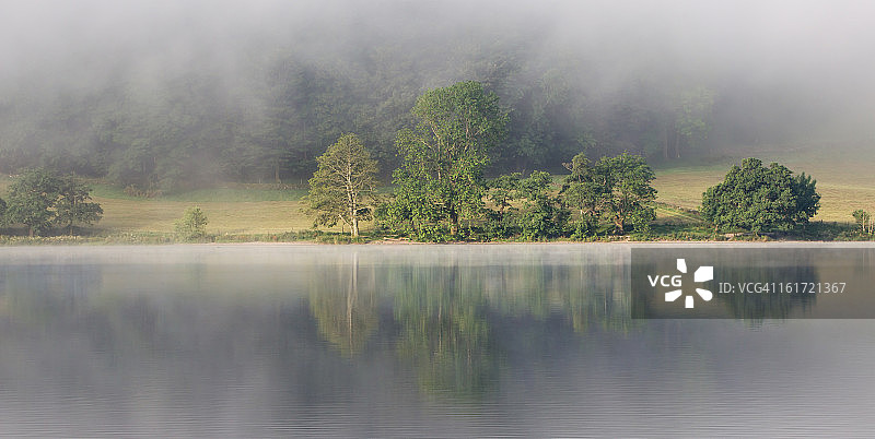 格拉斯米尔的雾蒙蒙的早晨图片素材