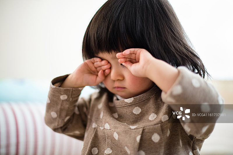 悲伤的宝宝揉眼睛图片素材