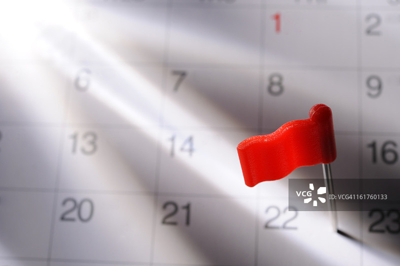 日历上带有光线的红旗图钉图片素材