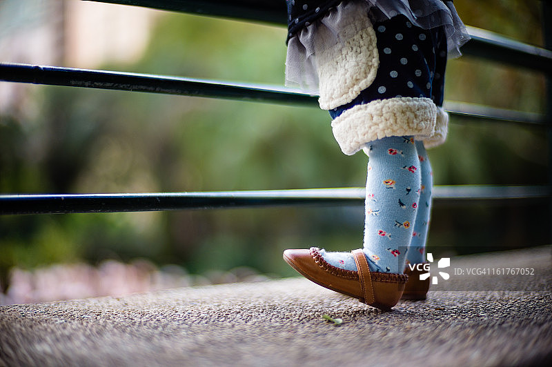穿着鞋子的女婴脚部特写图片素材