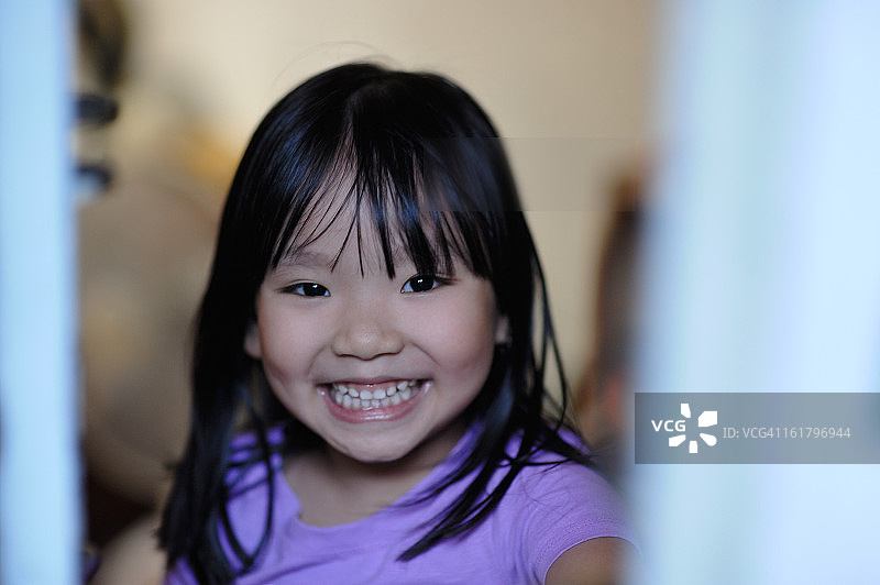 快乐的女孩打开门图片素材