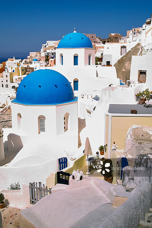 圣托里尼伊亚的蓝色屋顶教堂图片素材