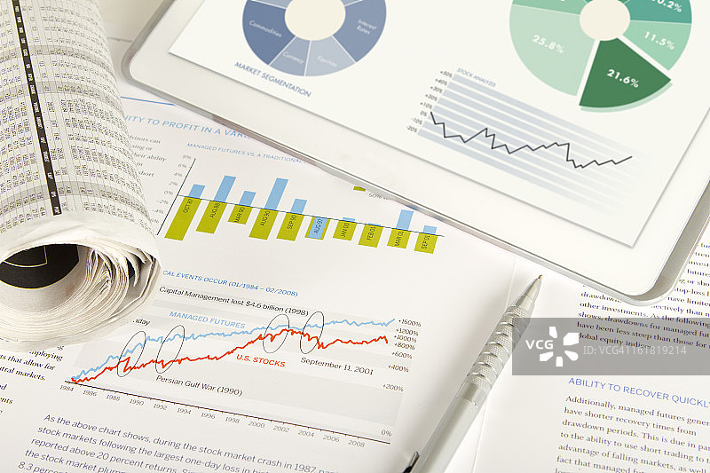 带打印文件的金融分析图片素材