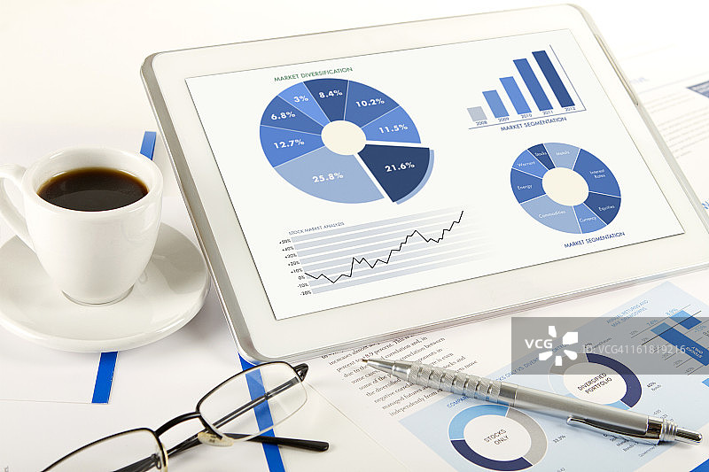 数字平板电脑金融分析与咖啡杯图片素材