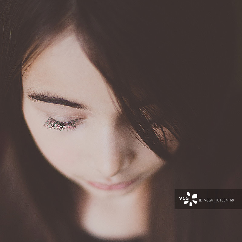 闭着眼睛的女孩图片素材