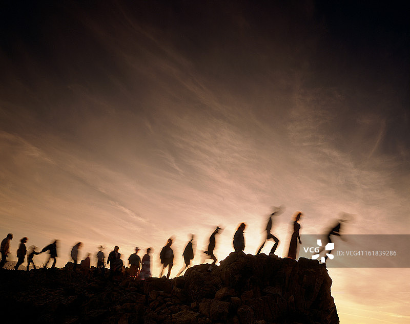 悬崖边人群的模糊线条图片素材