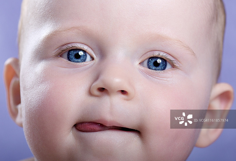 蓝眼睛女婴特写图片素材