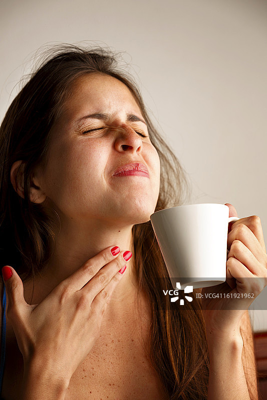 嗓子不舒服的年轻女人图片素材