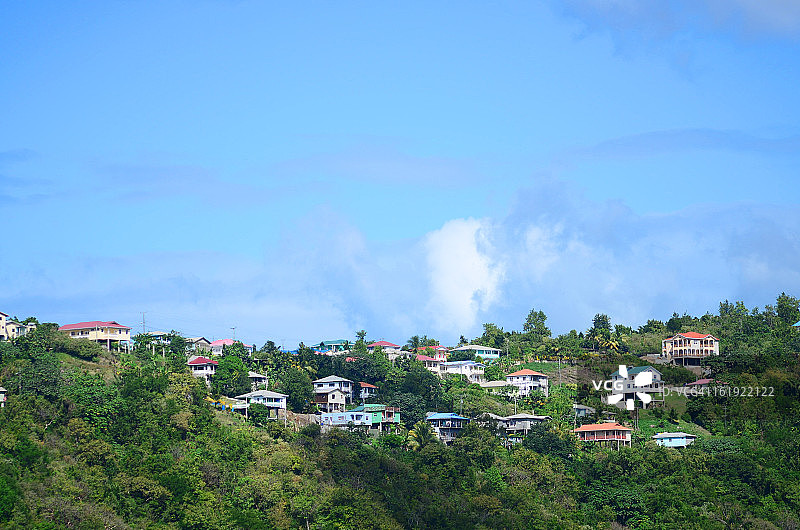 房地产开发：山脊上的美丽住宅图片素材