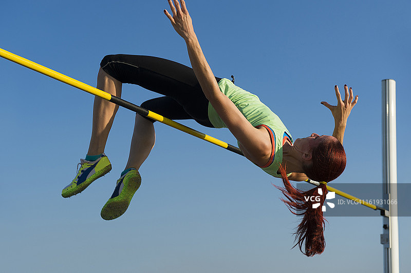 年轻女人参加跳高比赛图片素材